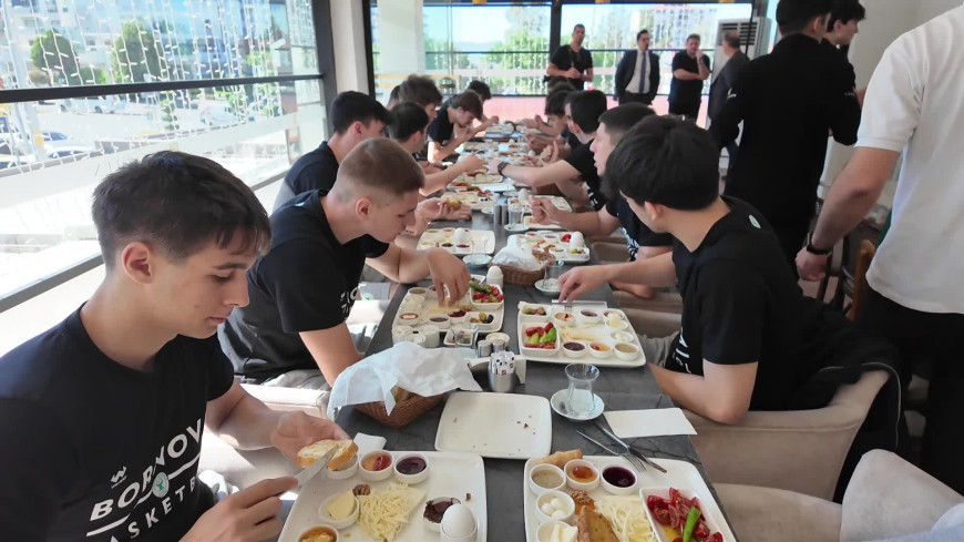 Bornova Belediye Başkanı Eşki'den genç basketbolculara moral