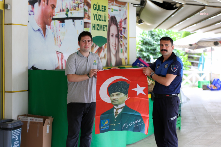 Narlıdere Belediyesi'nden ilçe esnafına Atatürk baskılı Türk bayrağı