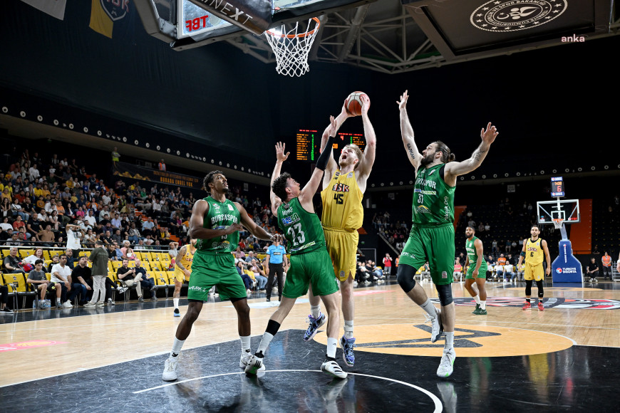 Mersin Büyükşehir Belediye Başkanı Seçer, MSK Erkek Basketbol Takımı’na tribünden destek verdi