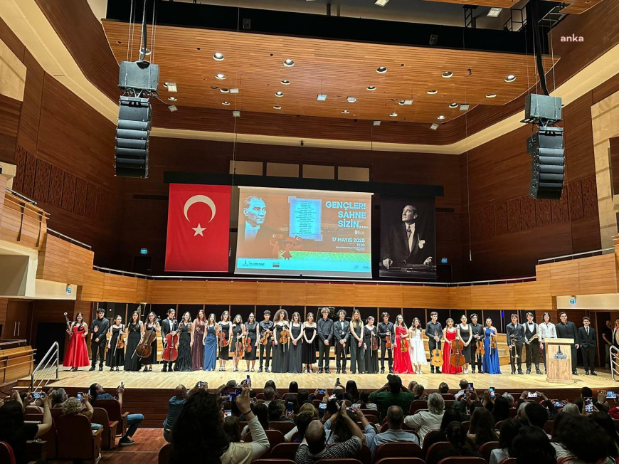 İzmir Büyükşehir Belediyesi Ahmed Adnan Saygun Sanat Merkezi sahnesi gençlerin