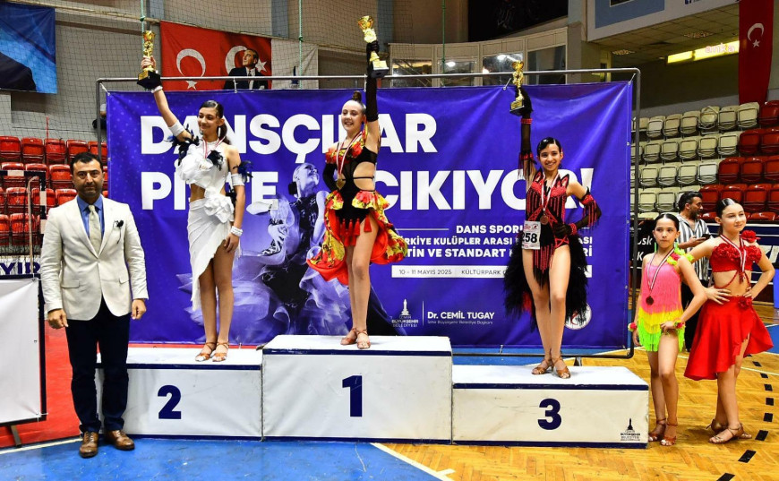 İzmir’de dansçıların rekabeti, renkli görüntülere sahne oldu