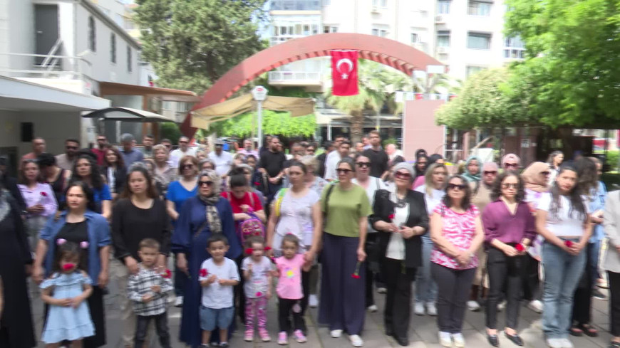 İzmirli annelere en özel kutlama