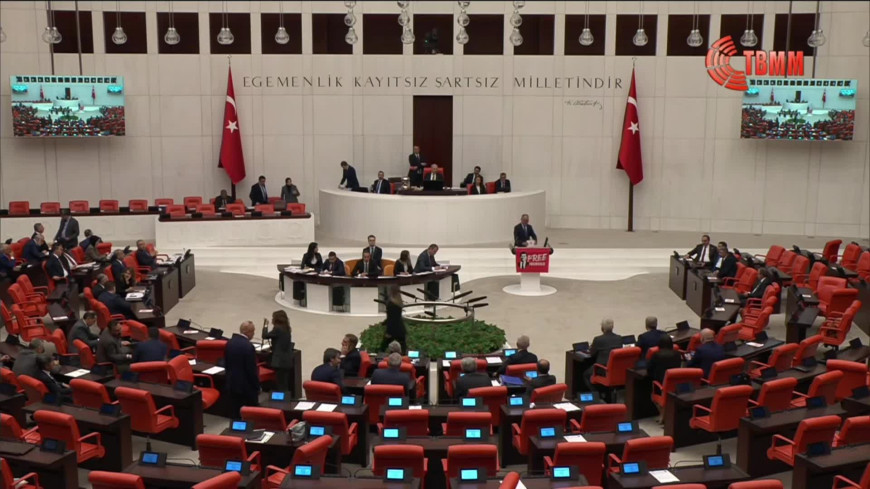 TBMM Genel Kurulu'nda 'Free İmamoğlu' pankartı tartışması... Murat Emir: Seçilmiş belediye başkanının resimleri her yerde olur. alışacaksınız buna