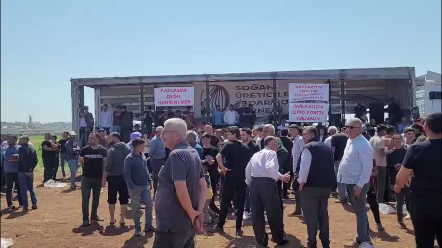 Reyhanlı'da soğan üreticileri, düşük alım fiyatlarını ve artan maliyetleri soğanlarını dökerek protesto etti