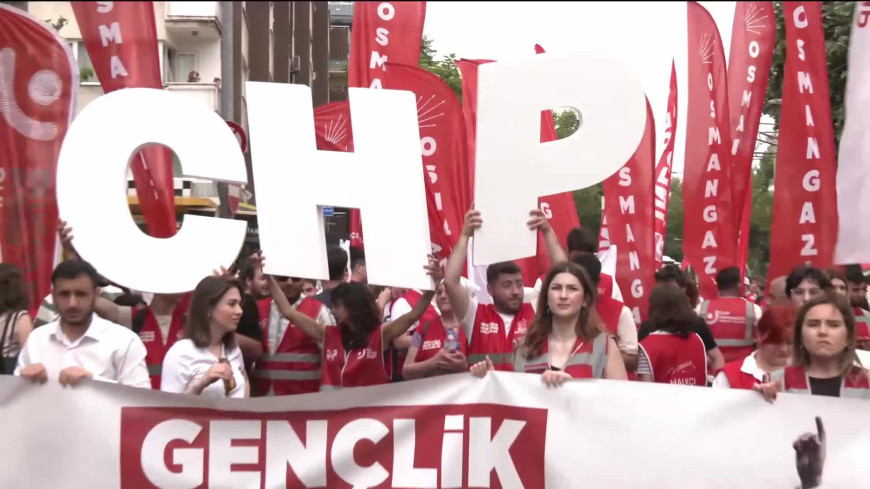 CHP'nin Bursa'daki "Millet İradesine Sahip Çıkıyor" mitingi... CHP Gençlik Kolları Bursa’da yürüdü: “Cumhurbaşkanı İmamoğlu”