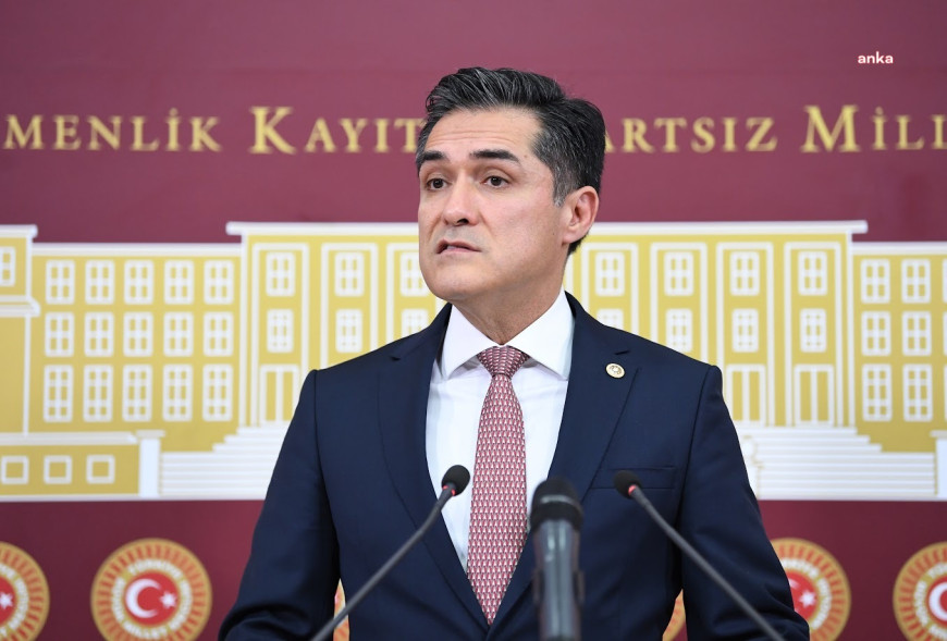 Özgür Özel'e fiziksel saldırı... Buğra Kavuncu: "Şiddet dilinin, 'telef etme' tehditlerinin, toplumu kin ve nefret ekseninde bölmenin sonucu"