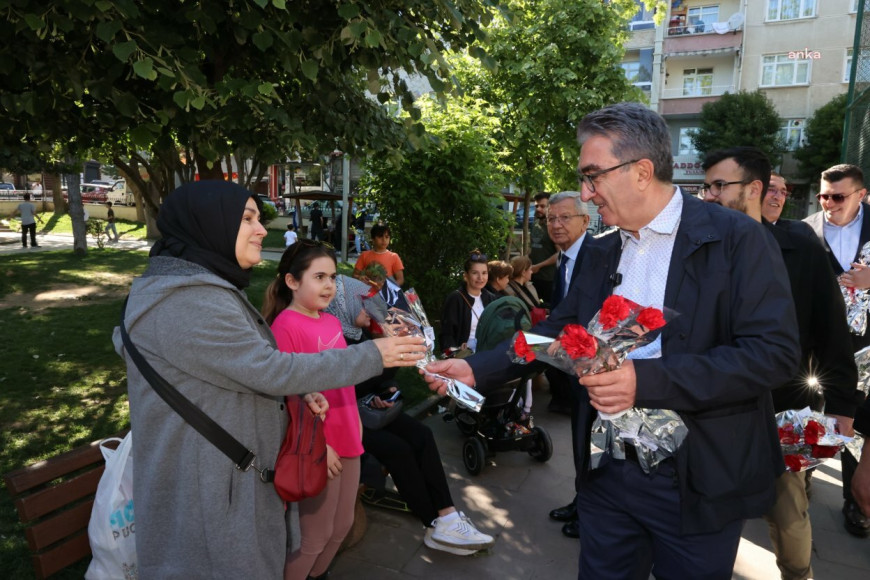 Bayrampaşa Belediye Başkanı Mutlu, Anneler Günü'nde karanfil dağıttı