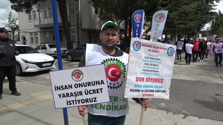 Burdur’da 1 Mayıs... Belediye işçileri temsili plastik çöp arabasıyla korteje katıldı