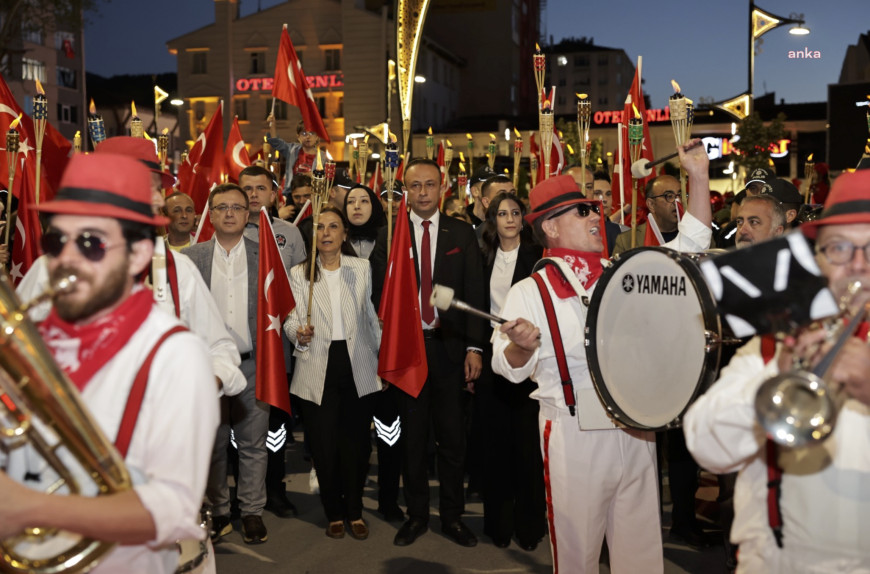 Kütahya Belediyesi’nin 19 Mayıs etkinlikleri, fener alayı ile taçlandı