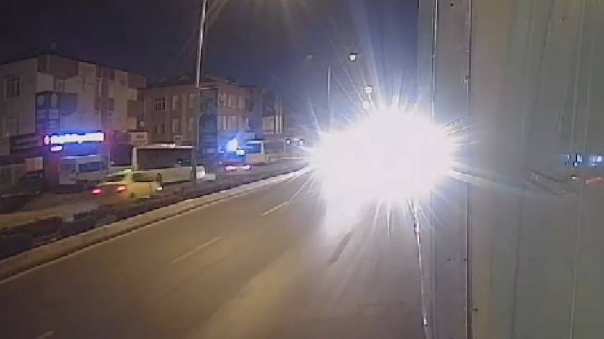 İstanbul- Ataşehir'de otomobil İETT otobüsüne çarptı: 1 ölü 2 yaralı