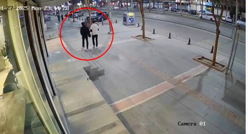 Yolda yürüyen kardeşlerin cep telefonlarını gasbettiler; o anlar kamerada