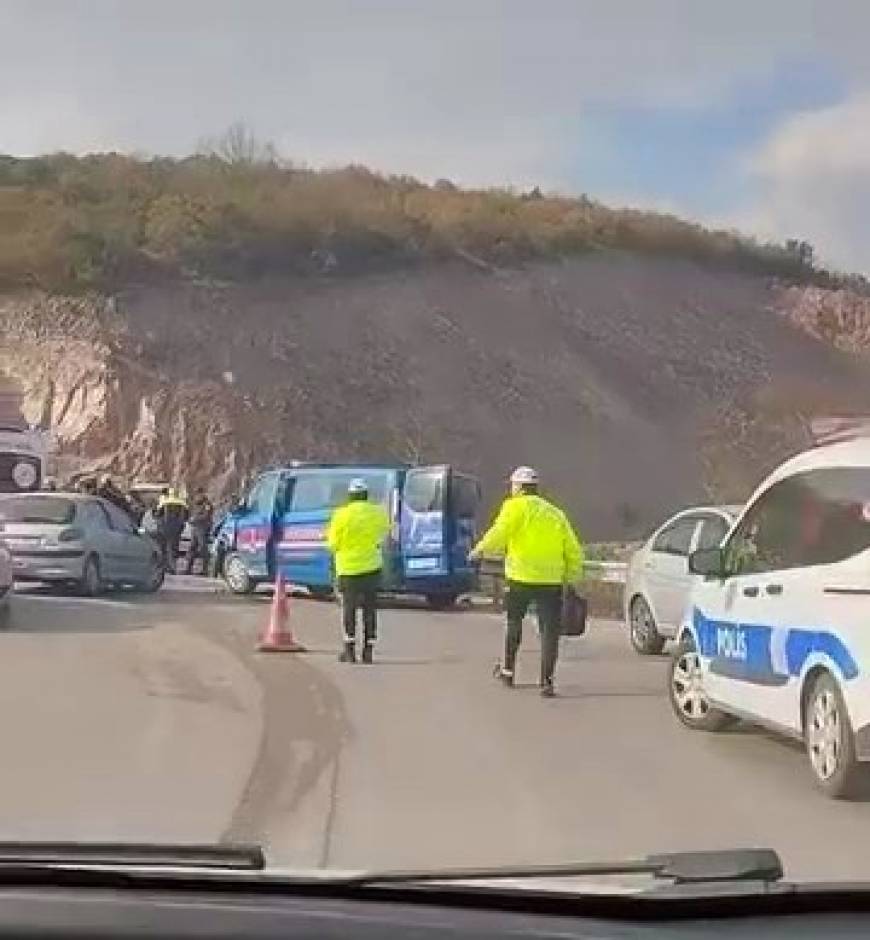 Minibüs ile otomobil çarpıştı; jandarma personeli yaralandı