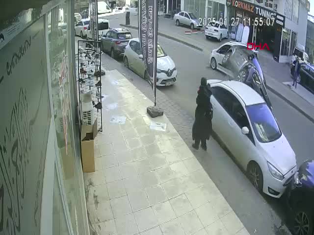 SİİRT - Otomobilin park halindeki araca çarpıp takla atması kamerada