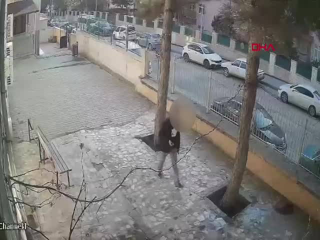 ELAZIĞ -Cemaat namaz kılarken, camiye torpil attı