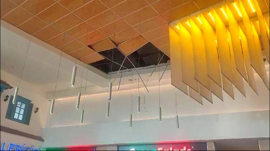AVM'de yemek yiyen vatandaşın üstüne asma tavan parçası düştü
