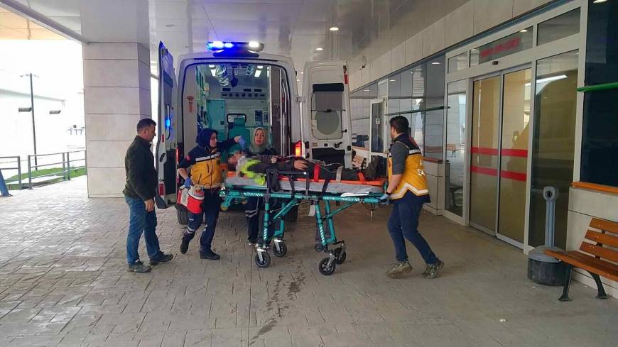 İnşaatta tonlarca ağırlıktaki kalıbın altında kalıp, ağır yaralandı
