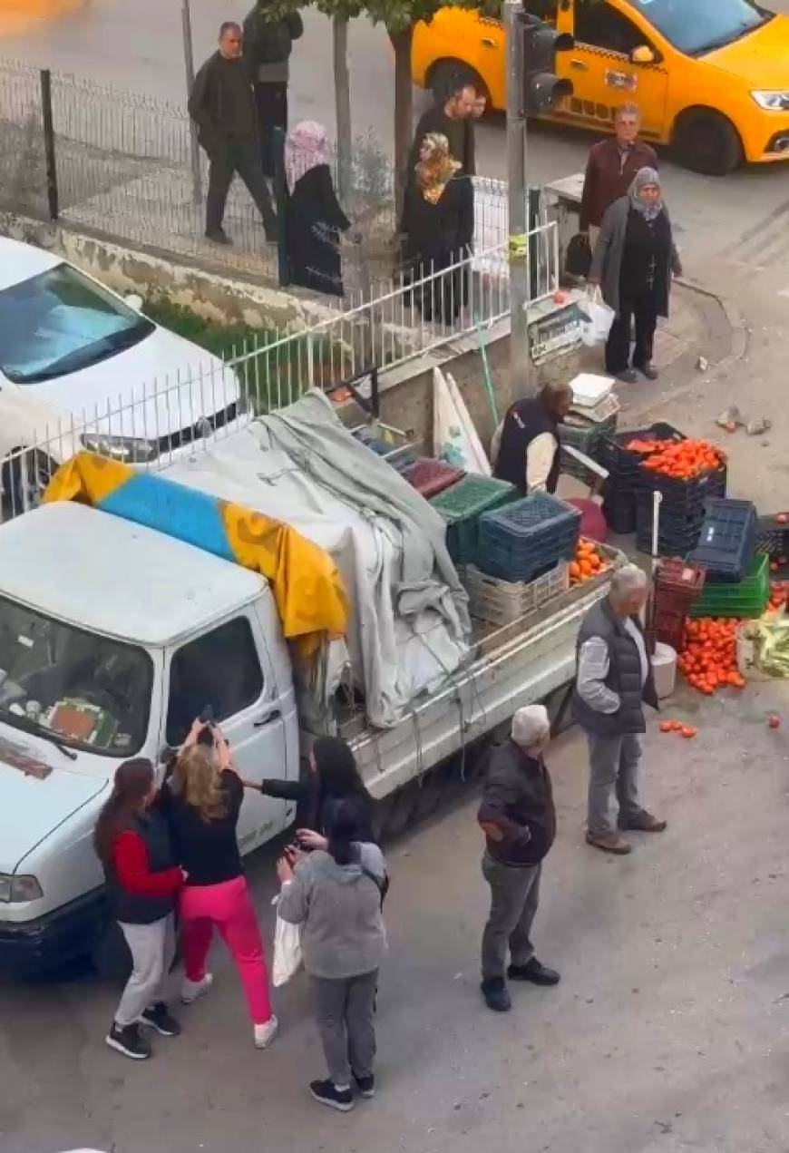 Tartıştığı seyyar satıcının meyvelerini döküp, aracının aynasını kırdı