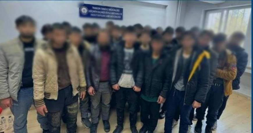 Otobüsteki gizli bölmeden 26 kaçak göçmen çıktı