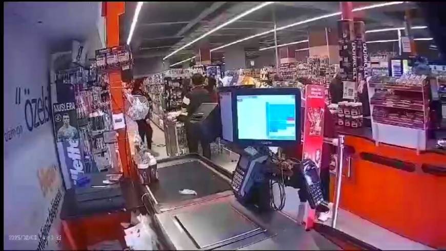 İstanbul - Esenyurt'ta işten çıkarıldı; siniri krizi geçirip market raflarını devirdi