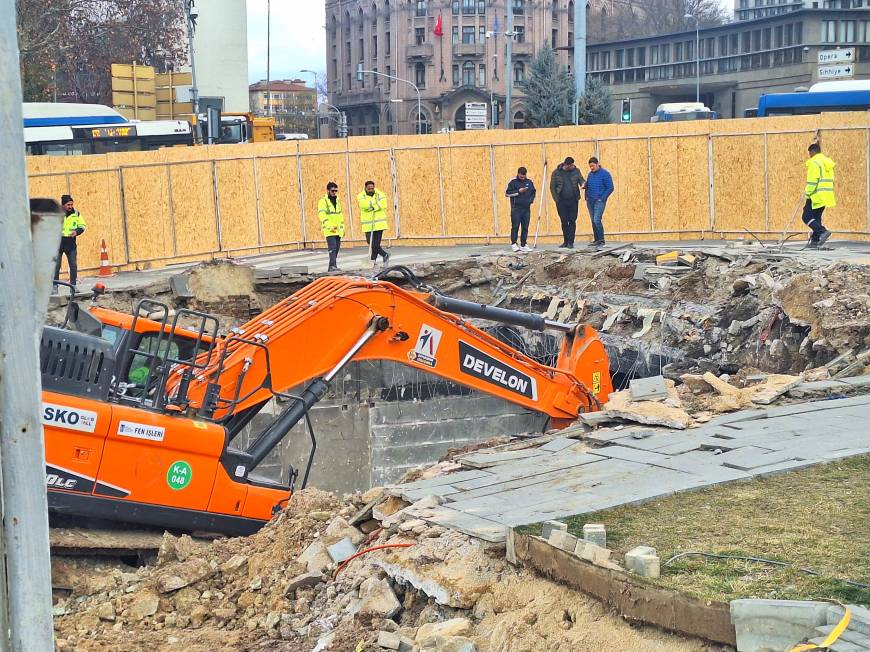 Ankara'da Yüzüncü Yıl Meydanı'nda göçük 