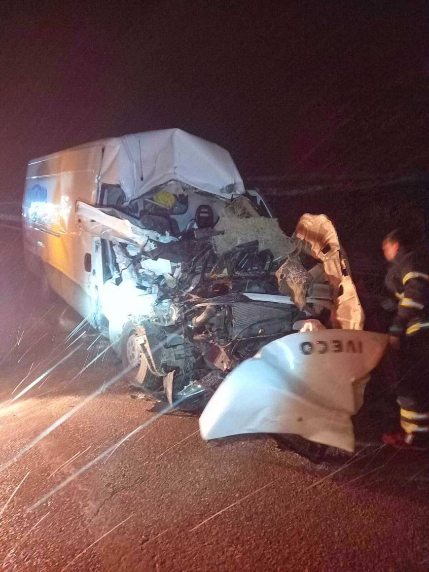 Kamyonet, TIR'a çarptı; anne ile kızı öldü, baba ile oğlu yaralı