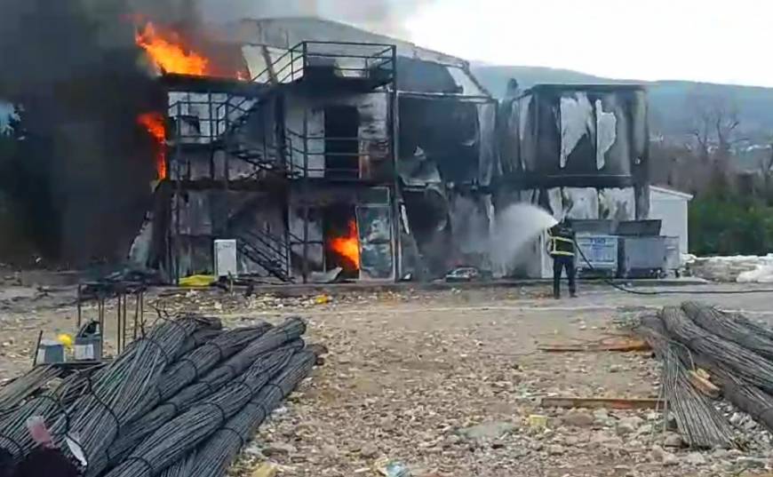 Hatay'da işçilerin kaldığı konteynerler yandı