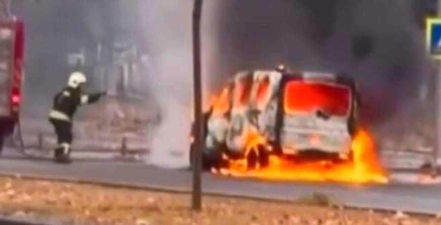 Diyarbakır'da hafif ticari araç alev alev yandı