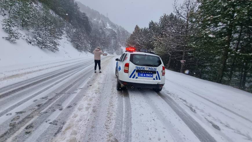 Domaniç'te kar kalınlığı 40 santimetreye ulaştı; yol ağır vasıtalara kapatıldı