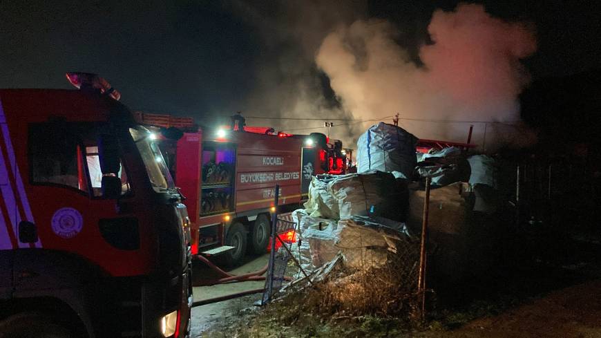 Gebze'de palet fabrikasındaki yangın 2 saatte söndürüldü; 1 yaralı