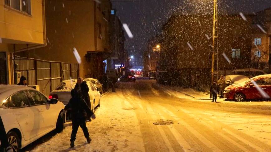 İstanbul - Ümraniye'de beyaza bürünen sokaklarda, çocukların 'kartopu' sevinci