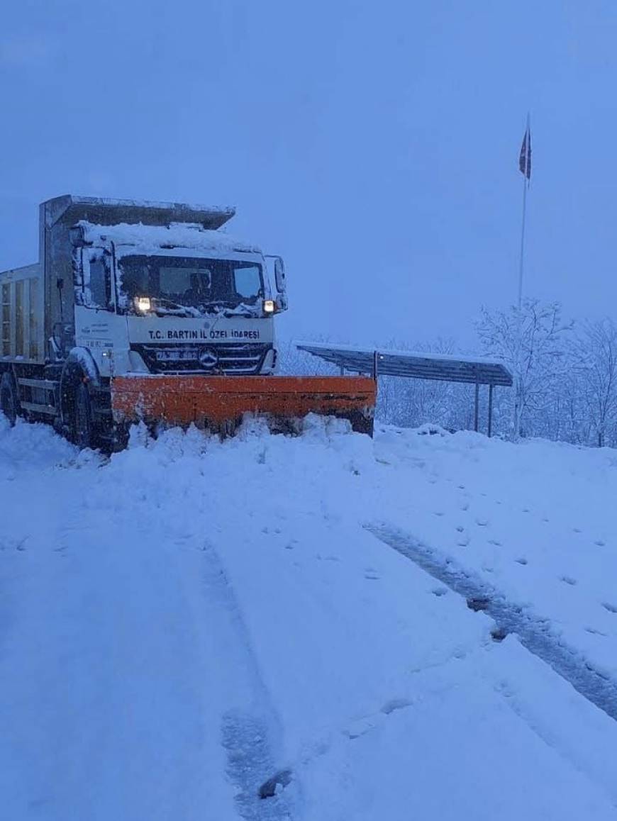 Bartın'da kar yağışı nedeniyle 34 köy yolu ulaşıma kapandı