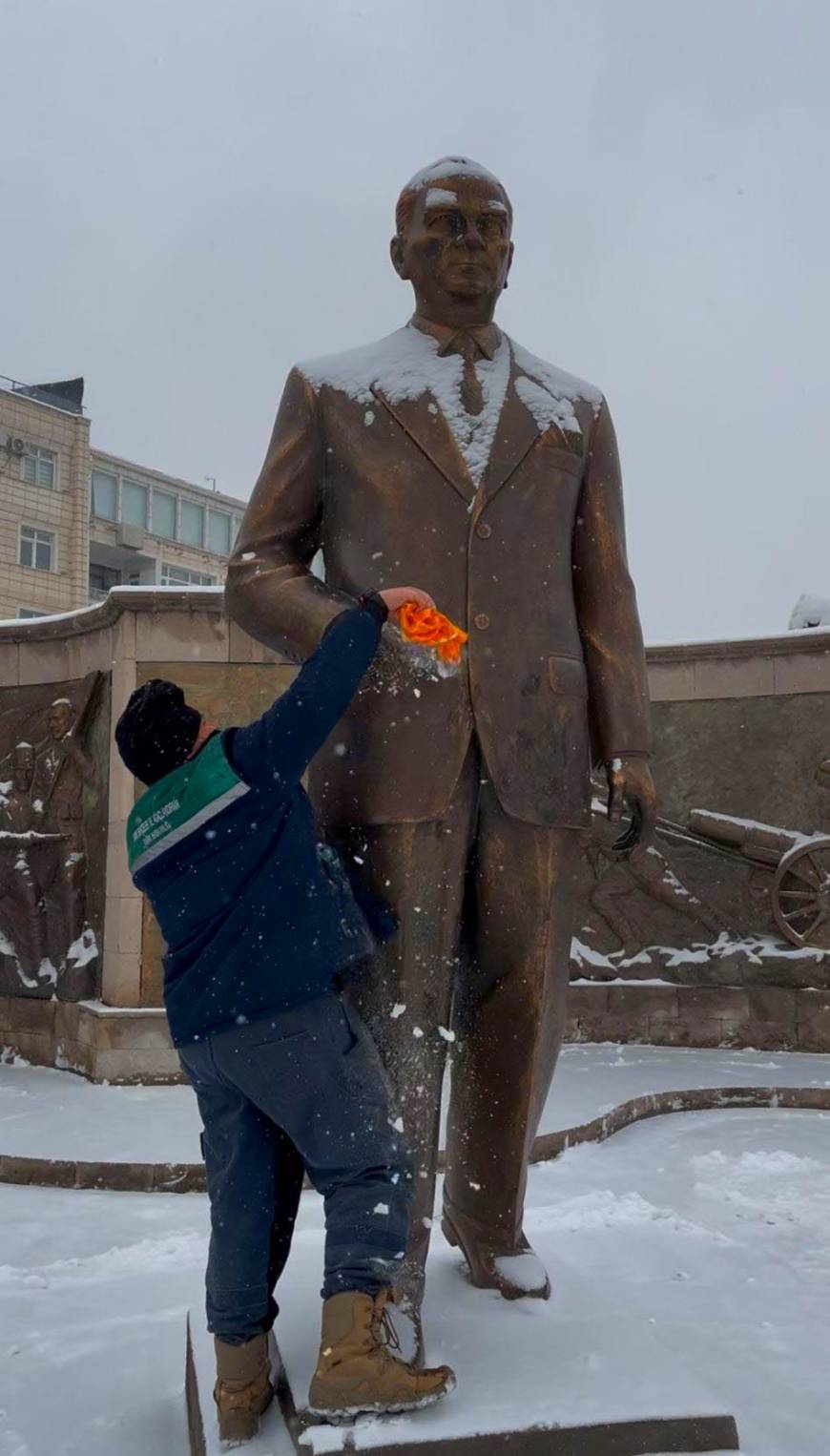 Atatürk Anıtı'nın üzerindeki karları temizledi