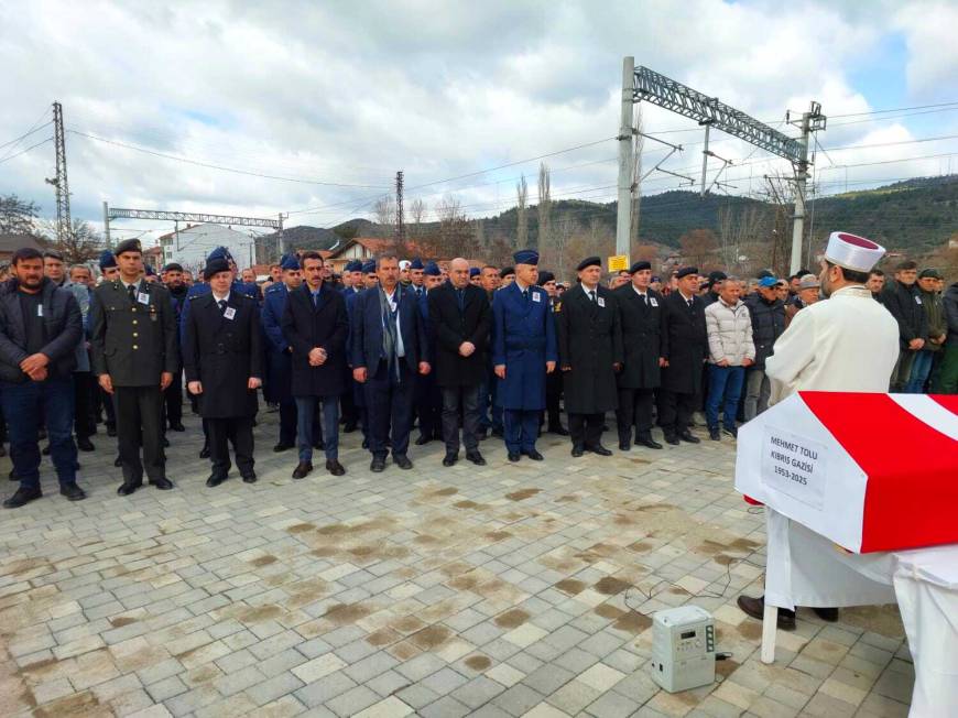 Yangında hayatını kaybeden Kıbrıs gazisi toprağa verildi