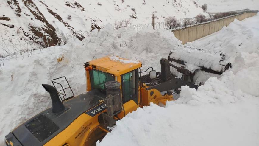 Çığın kapattığı mezra yolu ulaşıma açıldı