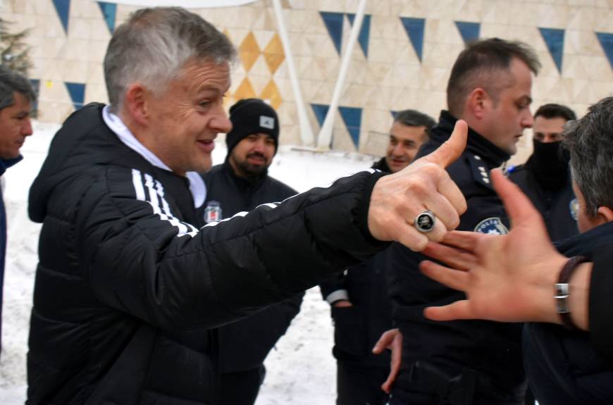 Sivas'a ulaşan Beşiktaş'ta Solskjaer'e Osmanlı tuğralı yüzük hediyesi