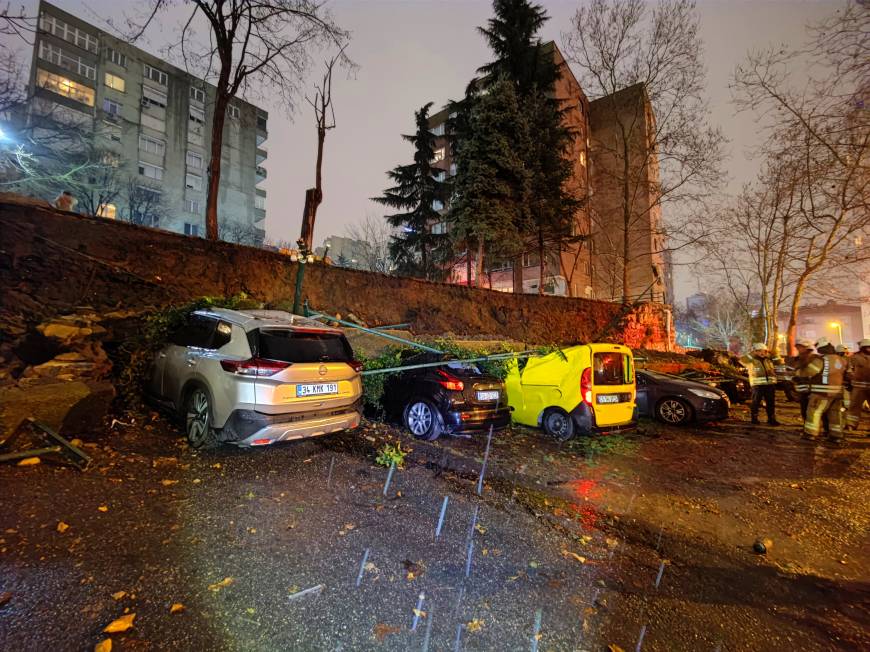 İstanbul- Beşiktaş'ta istinat duvarı, park halindeki 8 aracın üzerine yıkıldı 