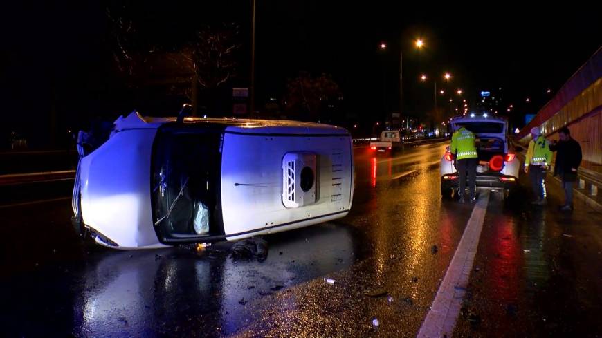 İstanbul- Üsküdar D-100'de, bariyere çarpan hafif ticari araç yan yattı