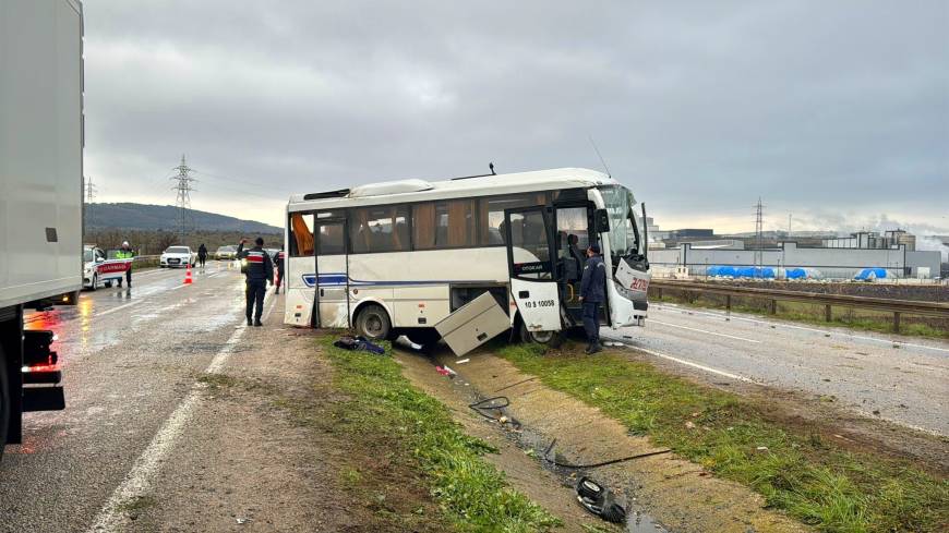 Balıkesir'de fabrika işçilerini taşıyan midibüs takla attı; 18 yaralı