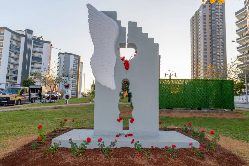 Mersin'de depremde kaybolan çocuklar anısına yapılan anıt açıldı 