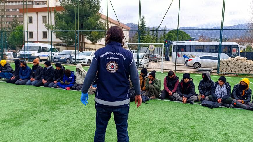 Kauçuk yüklü TIR'ın dorsesinden 24 kaçak göçmen çıktı