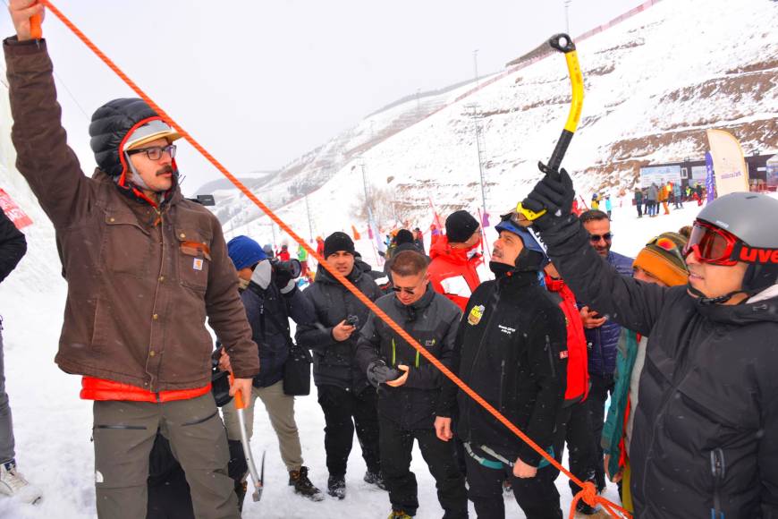 Sporcular, 20 metre yüksekliğindeki buz duvarına tırmandı / Ek Fotoğraflar