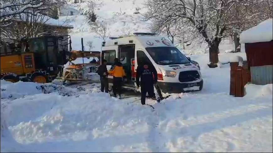 Evinde rahatsızlandı, kar nedeniyle kapanan köy yolu açılarak hastaneye ulaştırıldı