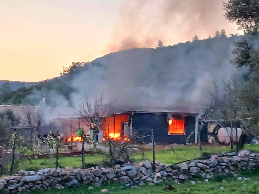 Bodrum'da odun sobasından çıkan yangın evi kül etti; 1 yaralı