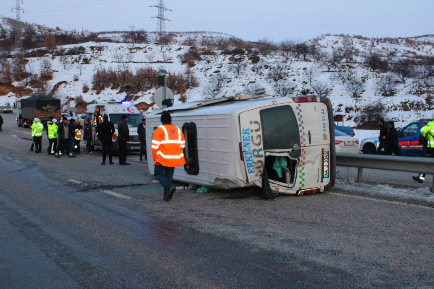 Malatya'da yolcu minibüsü devrildi: 8 yaralı