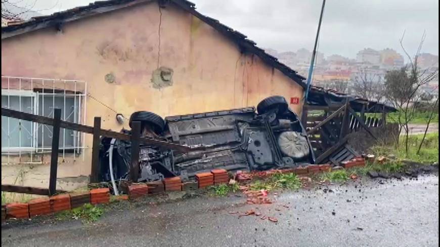 İstanbul- Ataşehir yokuştan kayan cip bir evin bahçesine düştü 