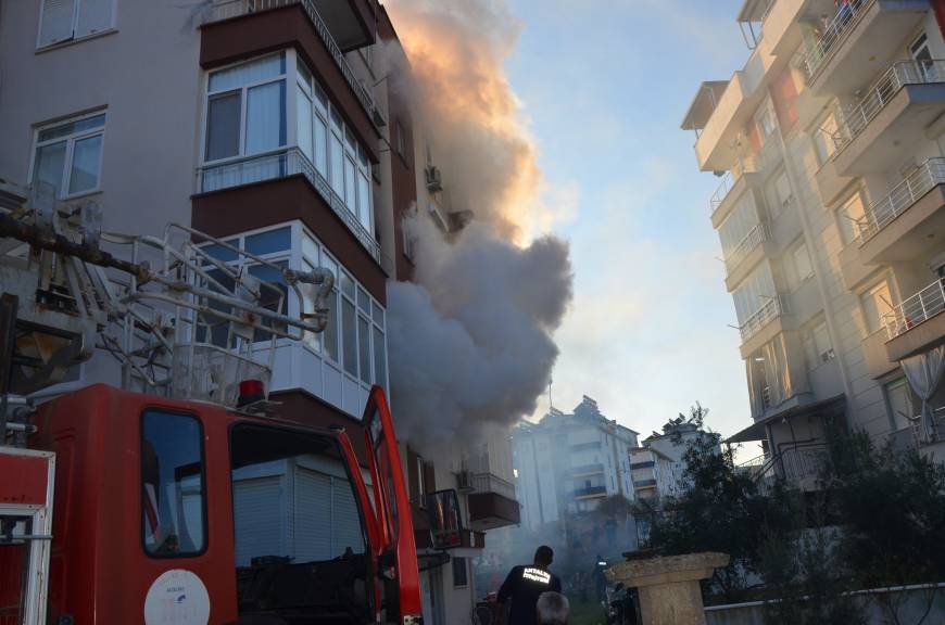 Serik'te ev yangını korkuttu, itfaiye 2 kediyi kurtardı