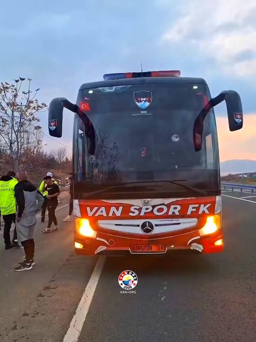 Elazığ’da, Vanspor’un takım otobüsüne taşlı saldırı: 3 gözaltı