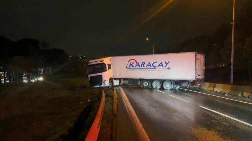 İstanbul- Büyükçekmece'de makaslayan TIR, D-100 kara yolunu kapattı