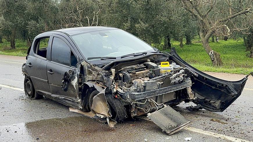 Su kanalına çarpan otomobilin sürücüsü yaralandı