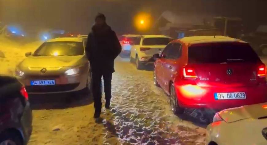 Kartepe Kayak Merkezi yolunda kar ve kazalar nedeniyle uzun araç kuyruğu oluştu